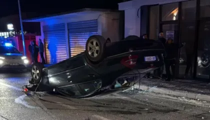 Humbi kontrollin e makinës dhe u përplas me shtyllën, aksidentohet i riu në Lezhë