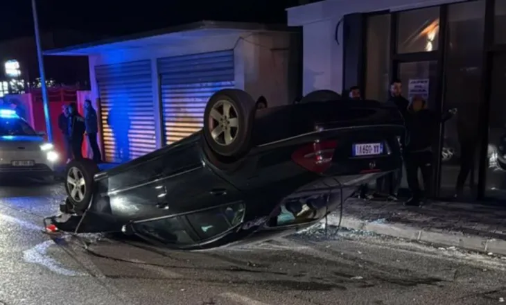 Humbi kontrollin e makinës dhe u përplas me shtyllën, aksidentohet i riu në Lezhë