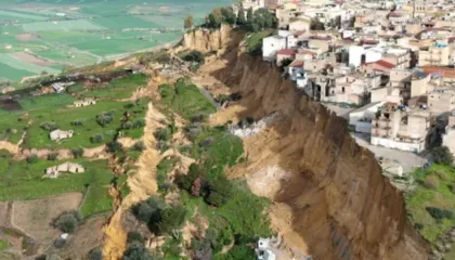 Humnerë në mes qytetit/ 4 kilometra çarje, evakuohen mbi një mijë persona në Siçili