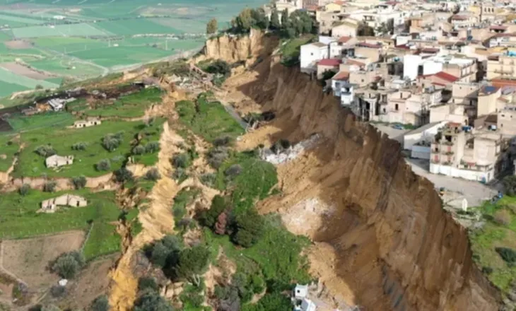 Humnerë në mes qytetit/ 4 kilometra çarje, evakuohen mbi një mijë persona në Siçili