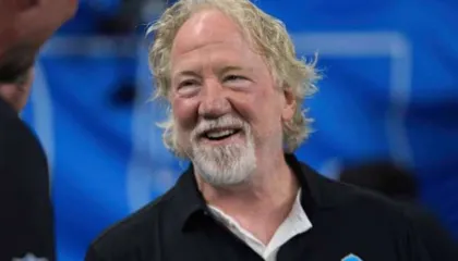 I dyshuar për abuzim seksual me fëmijë gjatë xhirimeve të serialit, lëshohet urdhër arresti për aktorin e njohur