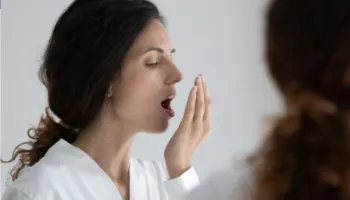 I lani dhëmbët rregullisht, por era e keqe e gojës vazhdon të kthehet – cili është shkaku i vërtetë?