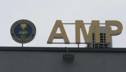 I morën një shtetasi 270 mijë lekë duke i premtuar shmangien e arrestimit, arrest shtëpie shefit dhe 2 policëve në Orikum