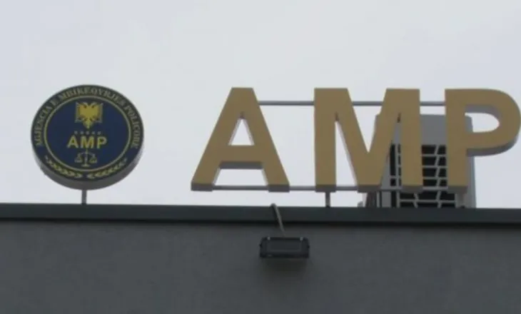 I morën një shtetasi 270 mijë lekë duke i premtuar shmangien e arrestimit, arrest shtëpie shefit dhe 2 policëve në Orikum