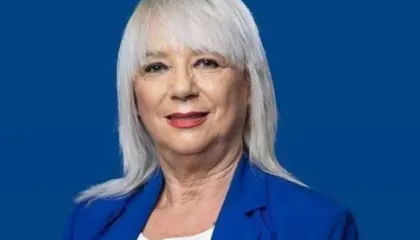 I ra në kokë ngrohësja, Adriana Kalaja tallet me Lapajn: Aq plagë e madhe, as kapelen nuk ia hoqën! Ia plotësoi Rama dëshirën për ambulancë