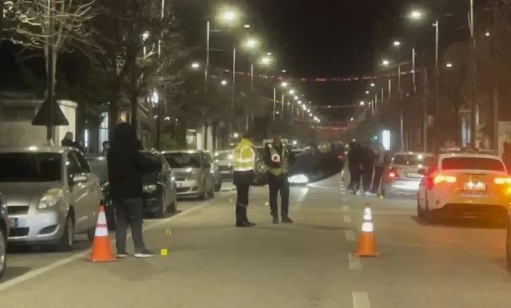 I riu humb kontrollin e makinës dhe përplaset me 4 automjete të tjera të parkuara