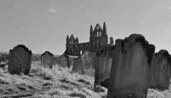 I ruajnë kufomat, i veshin me rroba/ Keni dëgjuar për këtë traditë?(Foto)