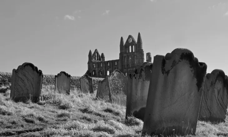 I ruajnë kufomat, i veshin me rroba/ Keni dëgjuar për këtë traditë?(Foto)