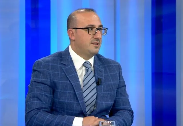 “I thoni Ballukut ta lëri Tropojën, të shikojë Fierin”/ Ironizon Korreshi: Po këta e mbushin nëpër kanale kur fikin…