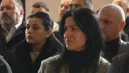 “I vidhte grave unazat”, reagon vajza e Ziver Veizit: Kujtim Cakrani kaloi çdo limit, shihemi në gjykatë