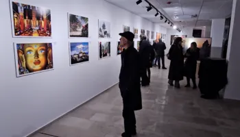 “Imazhe nga Azia” në Durrës, fotografi italian hap ekspozitën në qytetin bregdetar