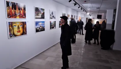 “Imazhe nga Azia” në Durrës, fotografi italian hap ekspozitën në qytetin bregdetar