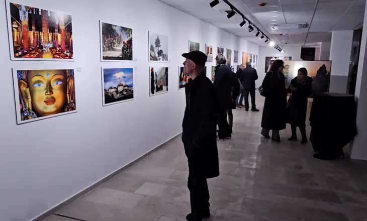 “Imazhe nga Azia” në Durrës, fotografi italian hap ekspozitën në qytetin bregdetar
