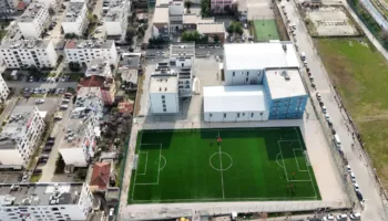 Inagurohet fusha e shkollës “Benardina Qerraxhia” në Durrës/ Presidenti Duka: Ky projekt i shërben të ardhmes së fëmijëve në futboll