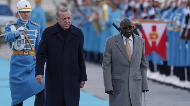 Incident gjatë ceremonisë në Ankara, presidenti i Nigerisë rrëzohet gjatë pritjes nga Erdogan