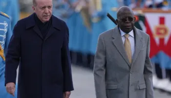 Incident gjatë ceremonisë së pritjes në Ankara, presidenti humbet ekuilibrin dhe rrëzohet! “E mbajnë nga krahët”(VIDEO)
