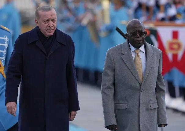 Incident gjatë ceremonisë së pritjes në Ankara, presidenti humbet ekuilibrin dhe rrëzohet! “E mbajnë nga krahët”(VIDEO)