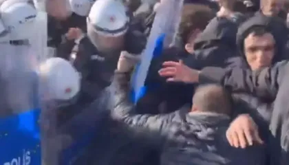 Incidente në kufirin Turqi-Siri, përleshje të dhunshme mes protestuesve pro-kurdë dhe policisë!