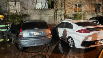 Incidentet gjatë ndërrimit të viteve në Elbasan/ Dy makina të djegura nga fishekzjarret, kabina elektrike mori flakë në Librazhd