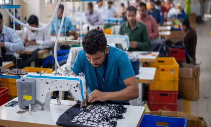 Indianët “pushtojnë” Vlorën/ Mbi një mijë të punësuar në fasoneri, hoteleri-turizëm e ndërtim