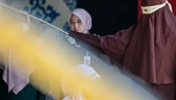 Indonezi/ Çift i pamartuar ndëshkohet publikisht me 140 goditje me kamxhik për marrëdhënie jashtë martese, gruaja humb ndjenjat