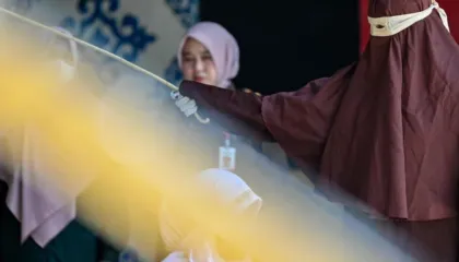 Indonezi/ Çift i pamartuar ndëshkohet publikisht me 140 goditje me kamxhik për marrëdhënie jashtë martese, gruaja humb ndjenjat