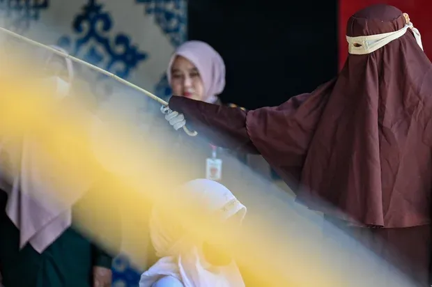 Indonezi/ Çift i pamartuar ndëshkohet publikisht me 140 goditje me kamxhik për marrëdhënie jashtë martese, gruaja humb ndjenjat