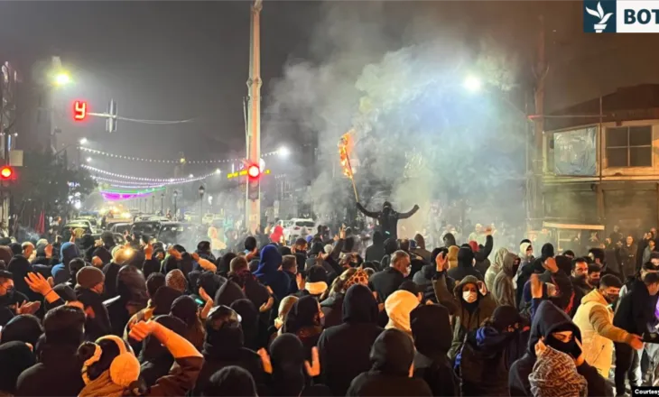 Irani në flakë/ Protestuesit sfidojnë goditjen vdekjeprurëse të regjimit, SHBA-të sinjalizojnë gatishmëri për ndërhyrje