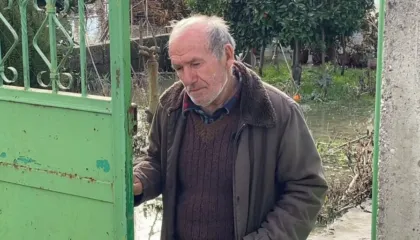 Ironia e plakut përballë Ballukut: Faleminderit për ujin që na sollët nëpër banesa, gruaja mësoi notin