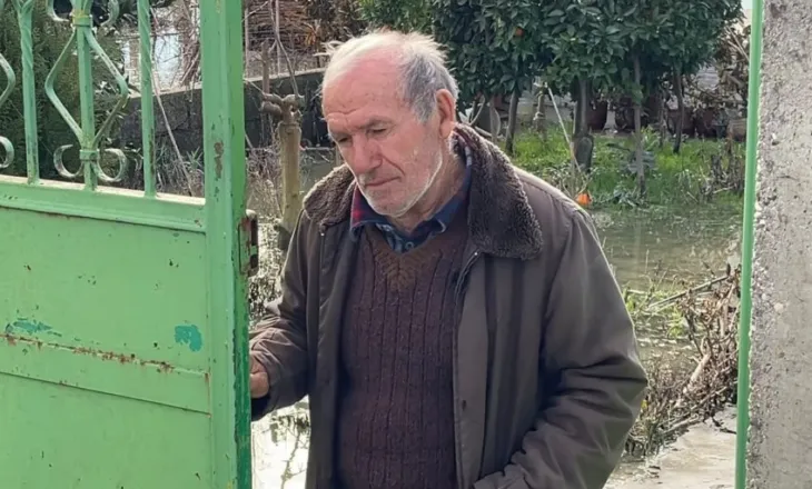 Ironia e plakut përballë Ballukut: Faleminderit për ujin që na sollët nëpër banesa, gruaja mësoi notin