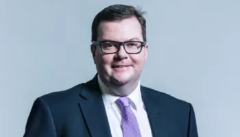 Ish-deputeti laburist nën akuzë për ngacmim s*ksual, zv.prokurorja: Ka prova të mjaftueshme kundër tij