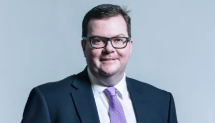 Ish-deputeti laburist nën akuzë për ngacmim s*ksual, zv.prokurorja: Ka prova të mjaftueshme kundër tij