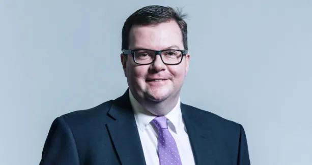 Ish-deputeti laburist nën akuzë për ngacmim s*ksual, zv.prokurorja: Ka prova të mjaftueshme kundër tij