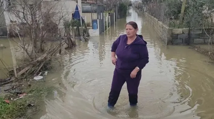 Ish-këneta në Durrës ‘nën ujë’, banorja mes lotësh: Duam dëmshpërblim, kam lënë vajzën e sëmurë sipër divanit