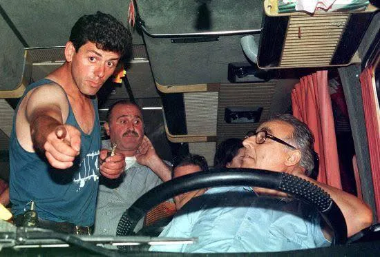 Ish-ministri tregon prapaskenat e pengmarrjes së autobusit grek nga emigranti shqiptar (VIDEO)