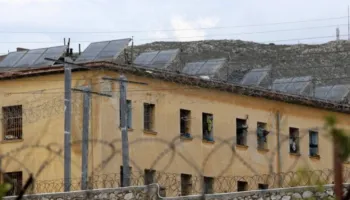 “Isha i detyruar ta vrisja”, flet 28-vjeçari grek që vrau Jani Aliajn në burgun e Korydallos