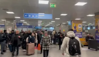 Ishin nisur drejt Rinasit nga Bergamo dhe Bologna, 350 pasagjerë bllokohen në Brindisi: Kompania ajrore nuk na ka dhënë asnjë shpjegim