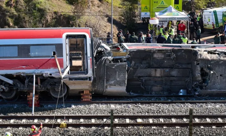 Ishin nisur për të parë një shfaqje muzikore, shuhet familja në aksidentin tragjik të trenave, shpëton mrekullisht vetëm 6-vjeçarja