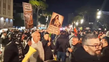 “Jam hajdute e rangut të parë, kë e kap nuk del i gjallë”/ Pankarta ironizuese nga “Shqipëria Bëhet”