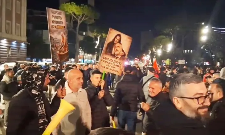 “Jam hajdute e rangut të parë, kë e kap nuk del i gjallë”/ Pankarta ironizuese nga “Shqipëria Bëhet”