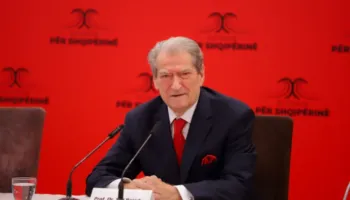 “Janë shkaktarët e fatkeqësive tuaja”, Berisha thirrje qytetarëve: Kudo ku të shihni ministrat, i gjuani me vezë dhe domate