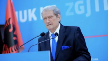 “Janë vjedhur qindra miliona euro”/ Berisha, deklaratë: Jemi në kilometrin e fundit, vijojnë protestat