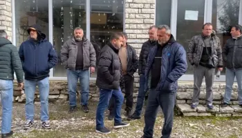 “Jemi të braktisur”/ Banorët e Këlcyrës protestojnë para bashkisë: Do të bllokojmë aksin nacional nëse…
