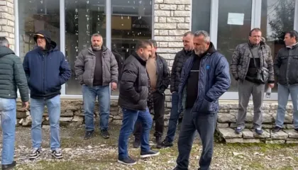 “Jemi të braktisur”/ Banorët e Këlcyrës protestojnë para bashkisë: Do të bllokojmë aksin nacional nëse…