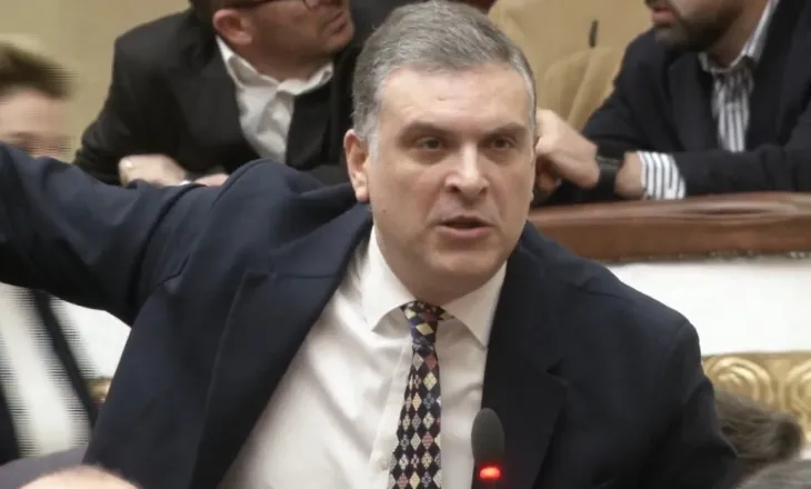 ‘Jeni bërë si Gadafi’, Tedi Blushi: Sot në burg duhet të ishte Balluku me Agasin dhe jo qytetarët që protestojnë