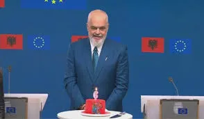 Jo si gruaja e Bilalit, plasin memet; 1 milion shqiptarë për 1 miliardë dollarë Edit