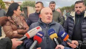 Jo vetëm përmbytjet por dhe rrugë të papërfunduara/ Banorët e Spitallës dalin në protestë