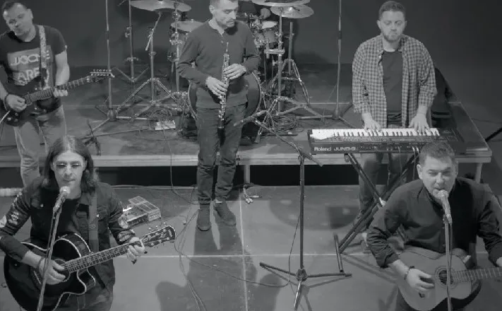 Ju kujtohet Ritfolk? Po kënga: Më dëgjo?…(teksti dhe video)