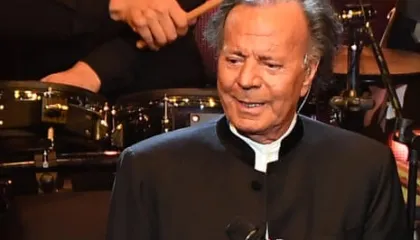 Julio Iglesias akuzohet për sulm seksual nga dy ish-punonjëse femra