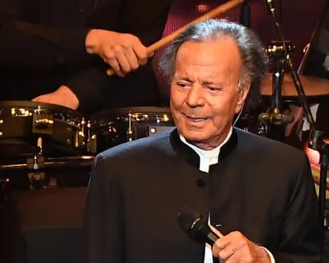Julio Iglesias akuzohet për sulm seksual nga dy ish-punonjëse femra
